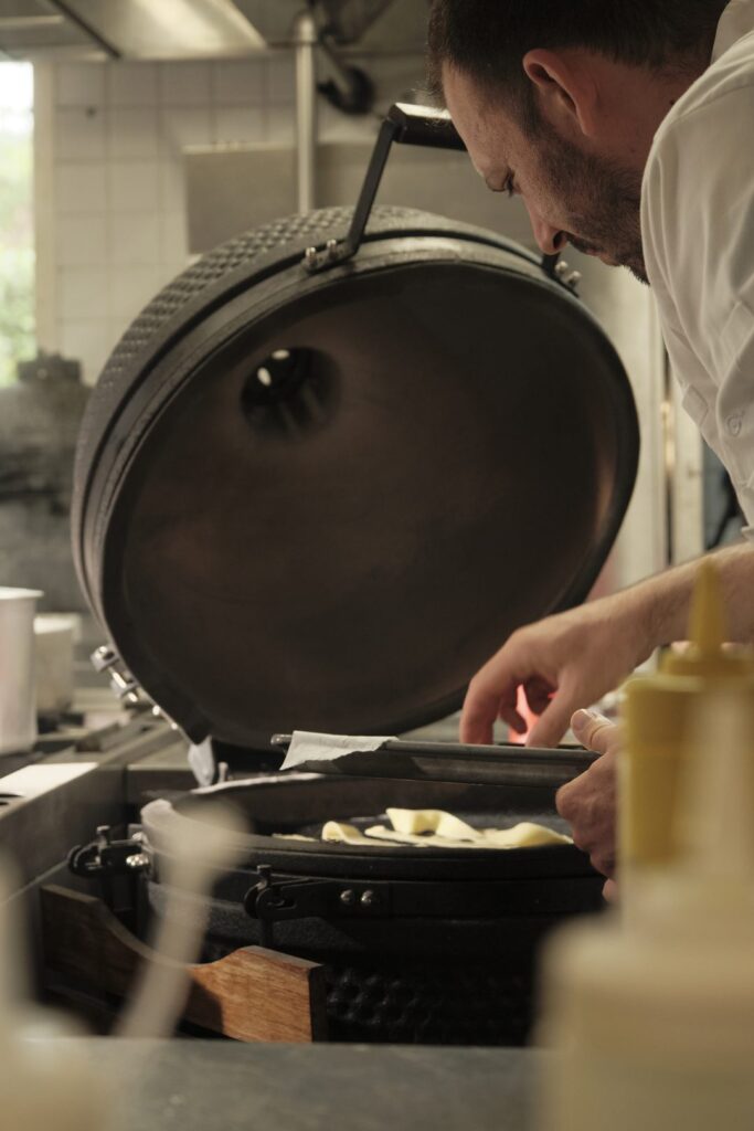Lo chef cuoce al kamado nella cucina del ristorante La Caprese di Mozzo