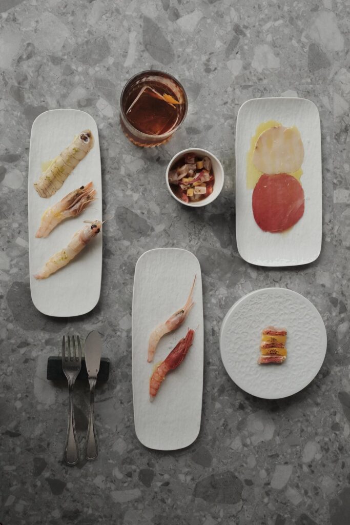 Crudi di mare del ristorante di pesce La Caprese di Mozzo: scampi, gamberi rossi e carpacci