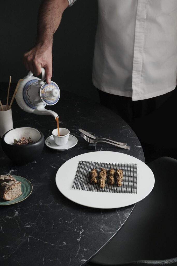 La zuppetta di benvenuto servita al tavolo, con seppia scarpetta e totanetti alla brace, al ristorante La Caprese di Mozzo