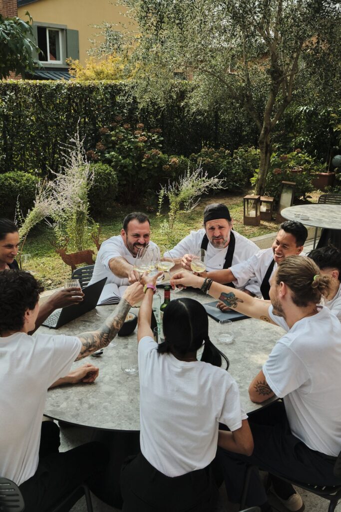 Lo staff del ristorante La Caprese brinda in giardino