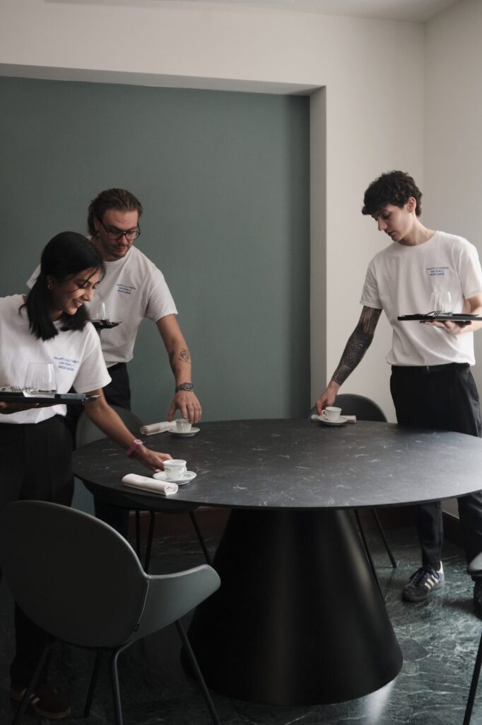 Lo staff di sala del ristorante La Caprese prepara un tavolo